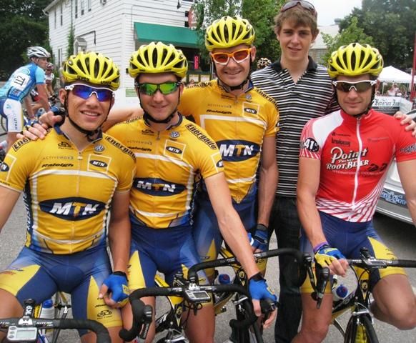 The South African MTN Energade team posing before the race start