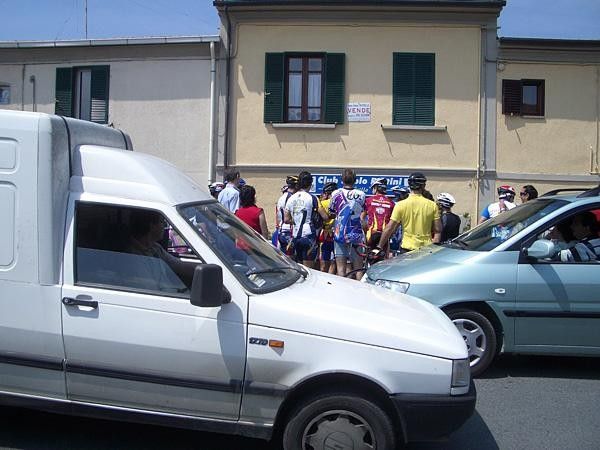 Paulo Bettini stops the traffic!