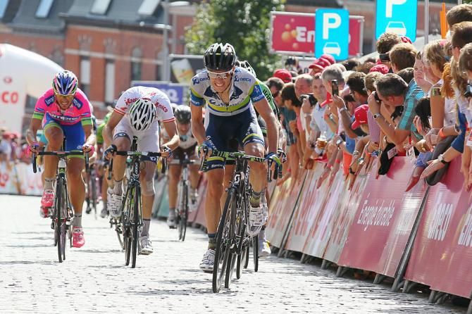 Daryl Impey brings home the chase group