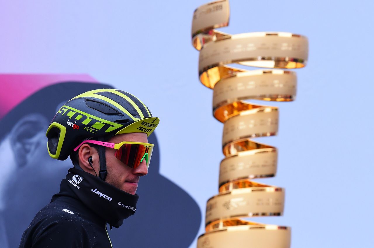 Simon Yates (Mitchelton-Scott) signs on