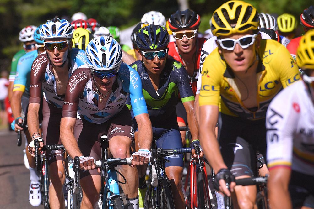 Nairo Quintana tried to hide in the peloton