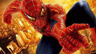 Nærbillede af Spider-Man med et bybillede i baggrunden