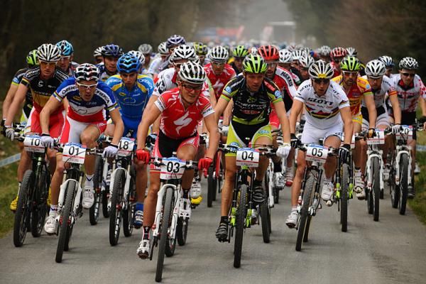 The elite men's race gets underway at a frenetic pace.