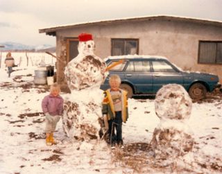Human, Winter, Window, Mammal, Automotive exterior, Snow, Freezing, Vehicle door, Family car, Boot,