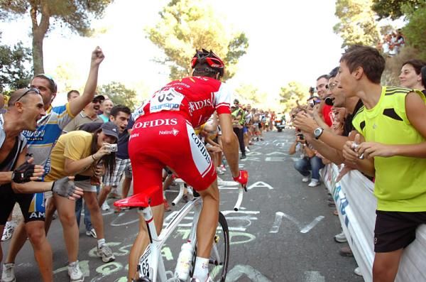 David Moncoutie (Cofidis) tackles the Alto Xorret de Cat&igrave;'s steep gradient.