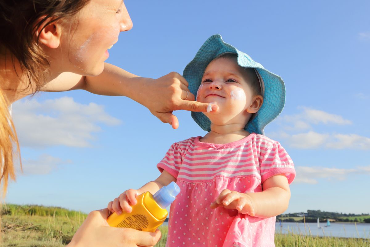 how-to-apply-sunscreen-gardeningetc