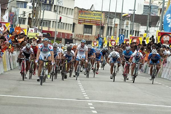 Ah yes now, and here comes the peloton! The charge to the line in Sitiawan for the finish to stage three.