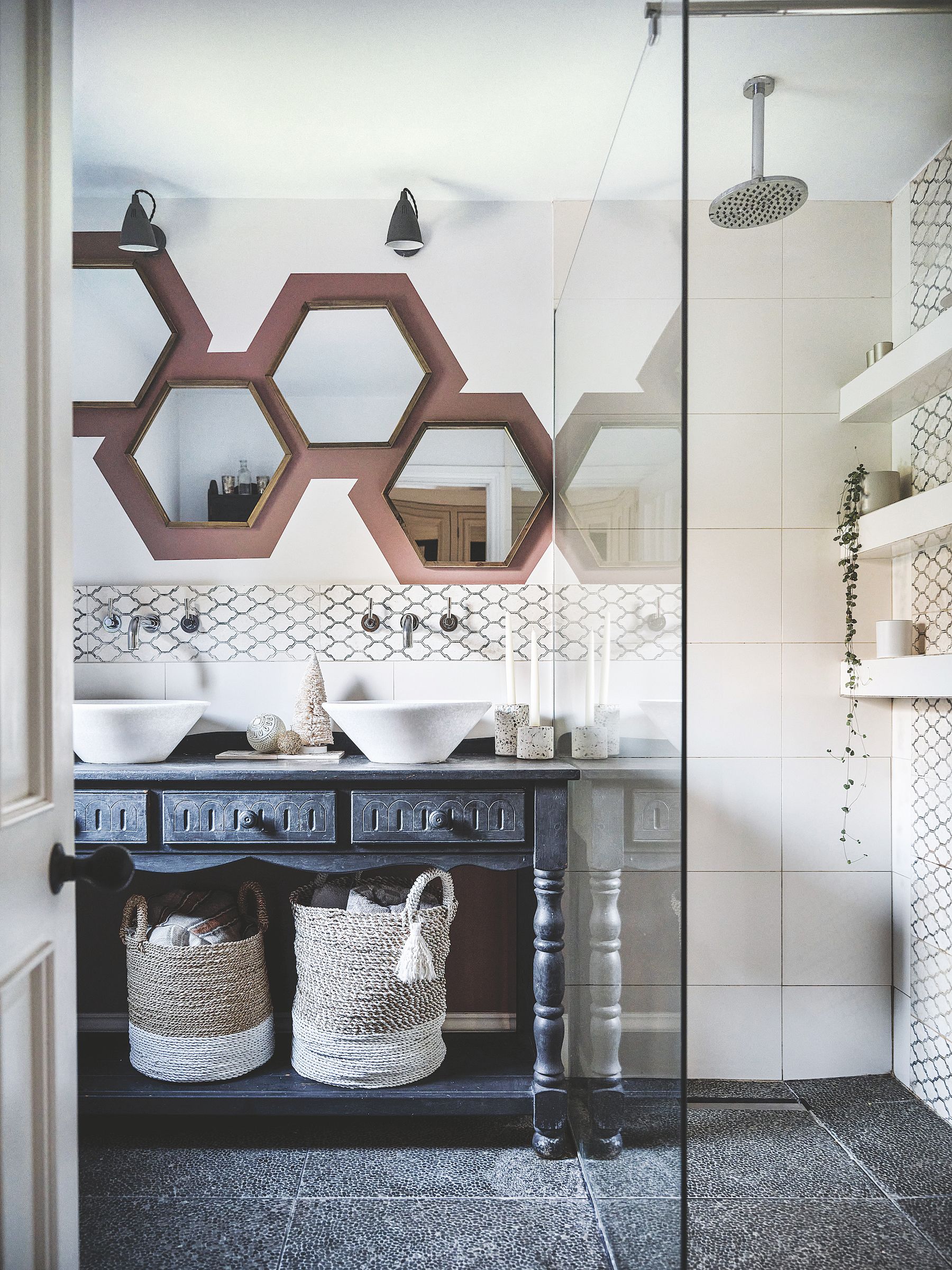bathroom with hexagonal mirror display