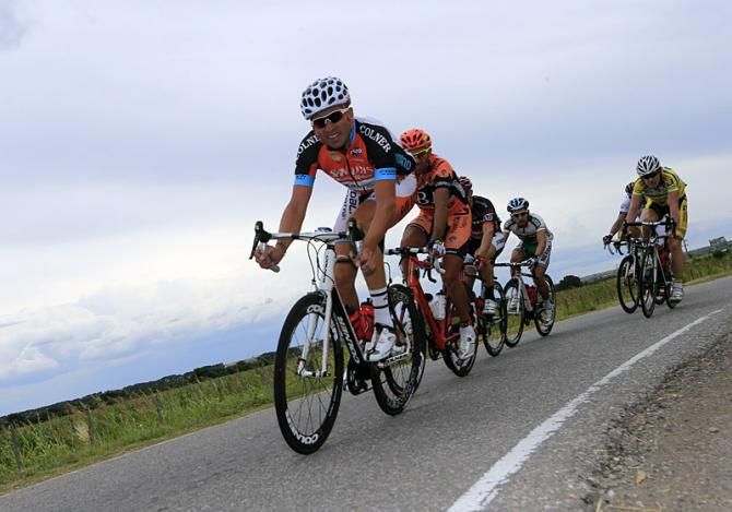 Juan A. Lucero (San Luis Somos Todos) leads the early seven-man break.