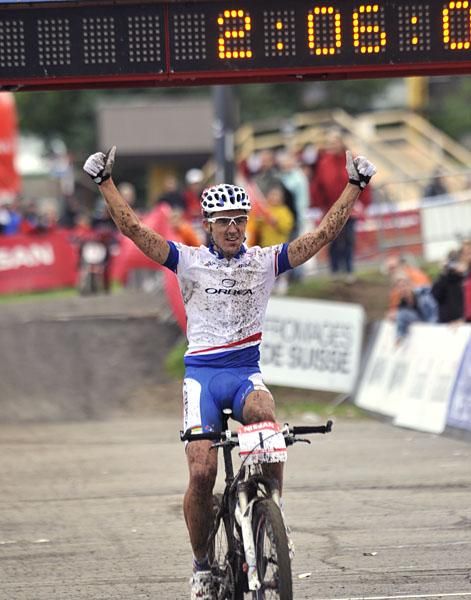France's Julien Absalon (Orbea) claims victory in Canada.
