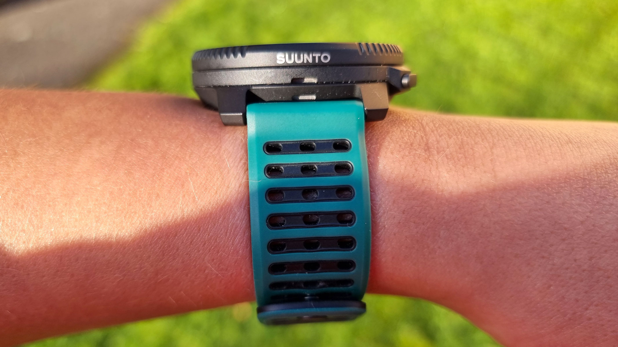 A close-up picture of the silicone strap in the Suunto Vertical 2 smartwatch