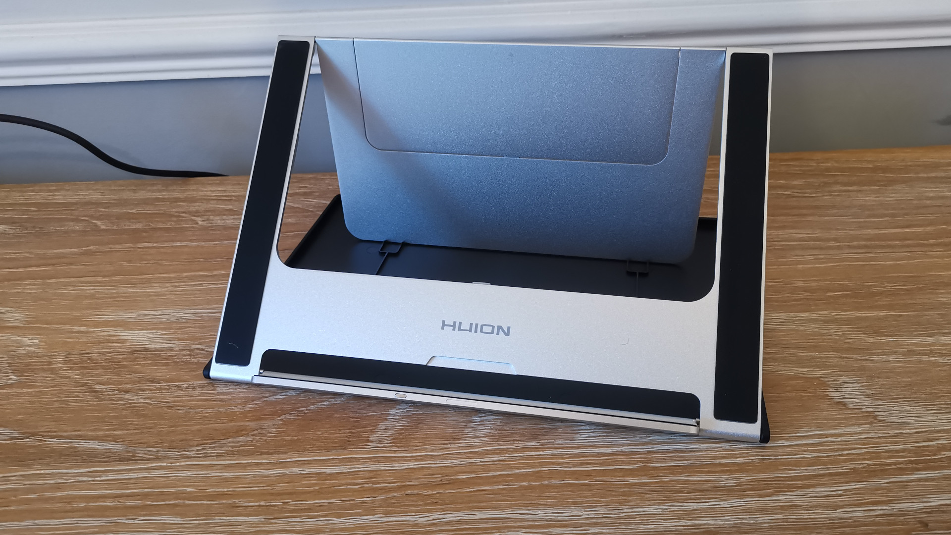 The stand that comes with the Huion Kamvas Pro 16