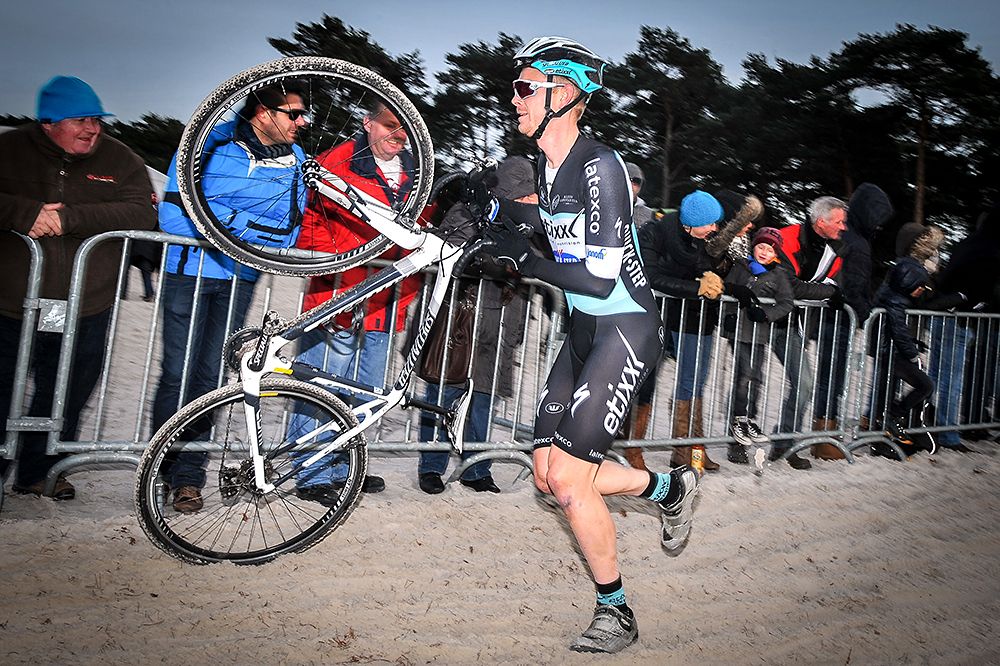 Julien Vermote (Bel) running through the sand