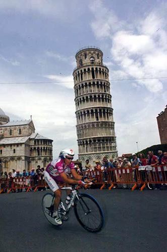 Robbie McEwen (Davitamon-Lotto) rides past the leaning tower of Pisa
