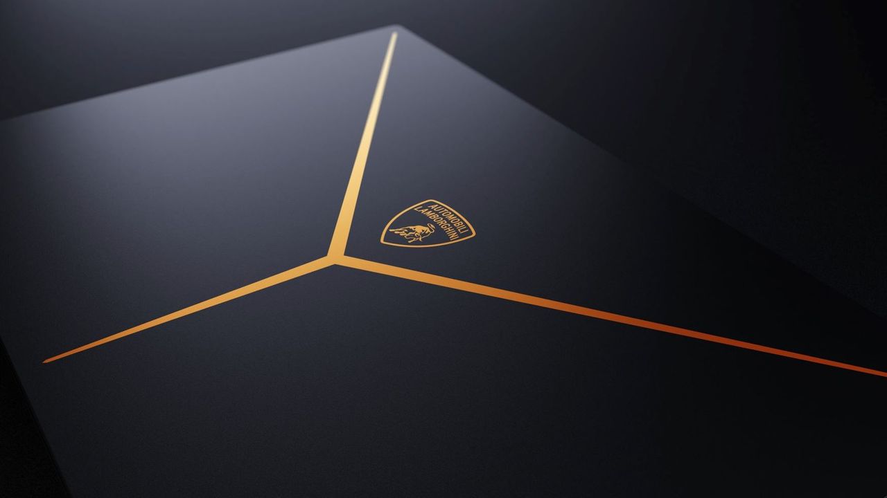 Image of the Razer Blade 16 x Automobili Lamborghini Edition.