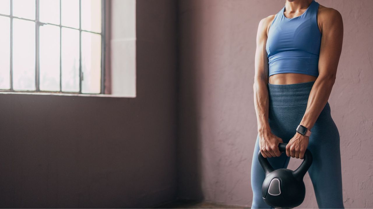 A woman doing one of the best kettlebell workouts at the gym