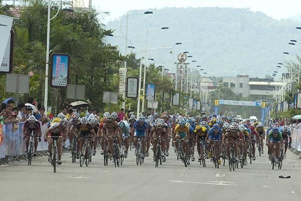 Brad Huff (2nd from left) of Jelly Belly goes a fair way out and looks around to see where the challengers are going to come from in the sprint to the line.