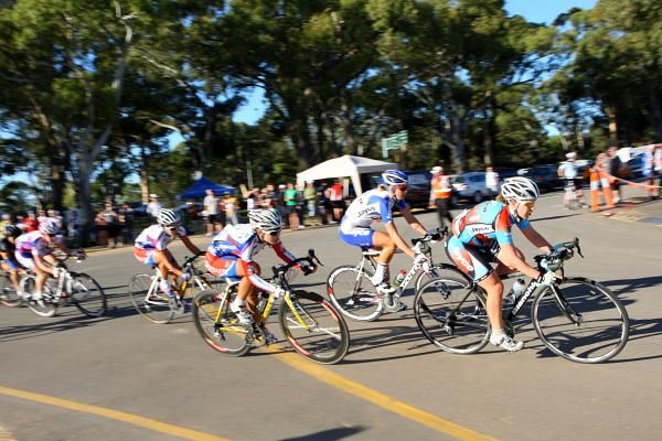 The pace rose and the bunch strung out with 4 laps to go.