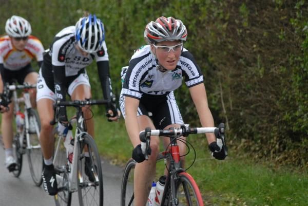 Julie Bresset leads the chase.
