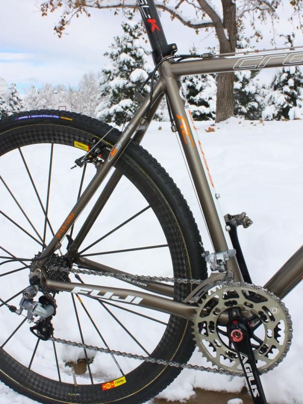 The all-aluminum rear end design is notably straightforward with medium-sized chain stays and smaller seat stays.