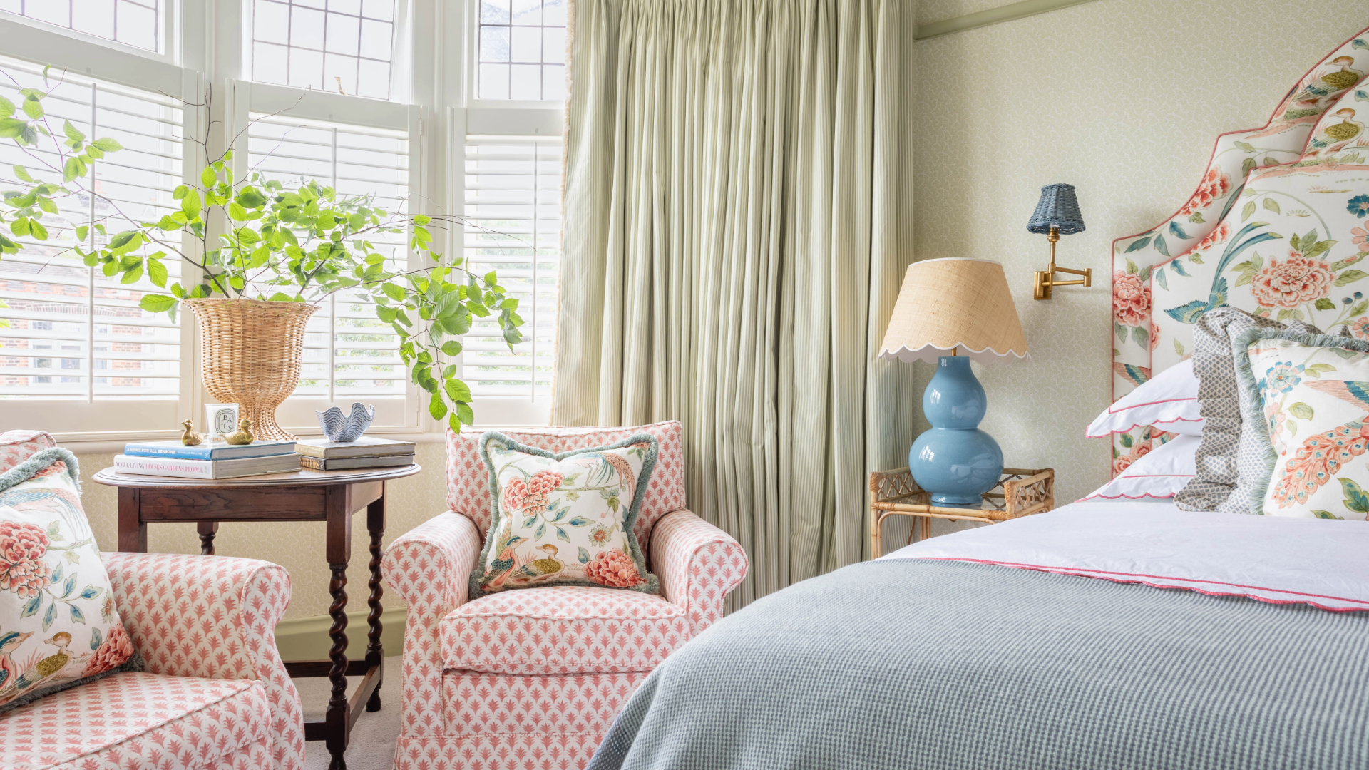 Headboard upholstered in chintzy fabric