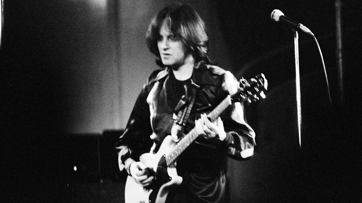 Eric Stewart of 10cc plays a Les Paul Junior Doublecut, in a black-and-white image from 1976