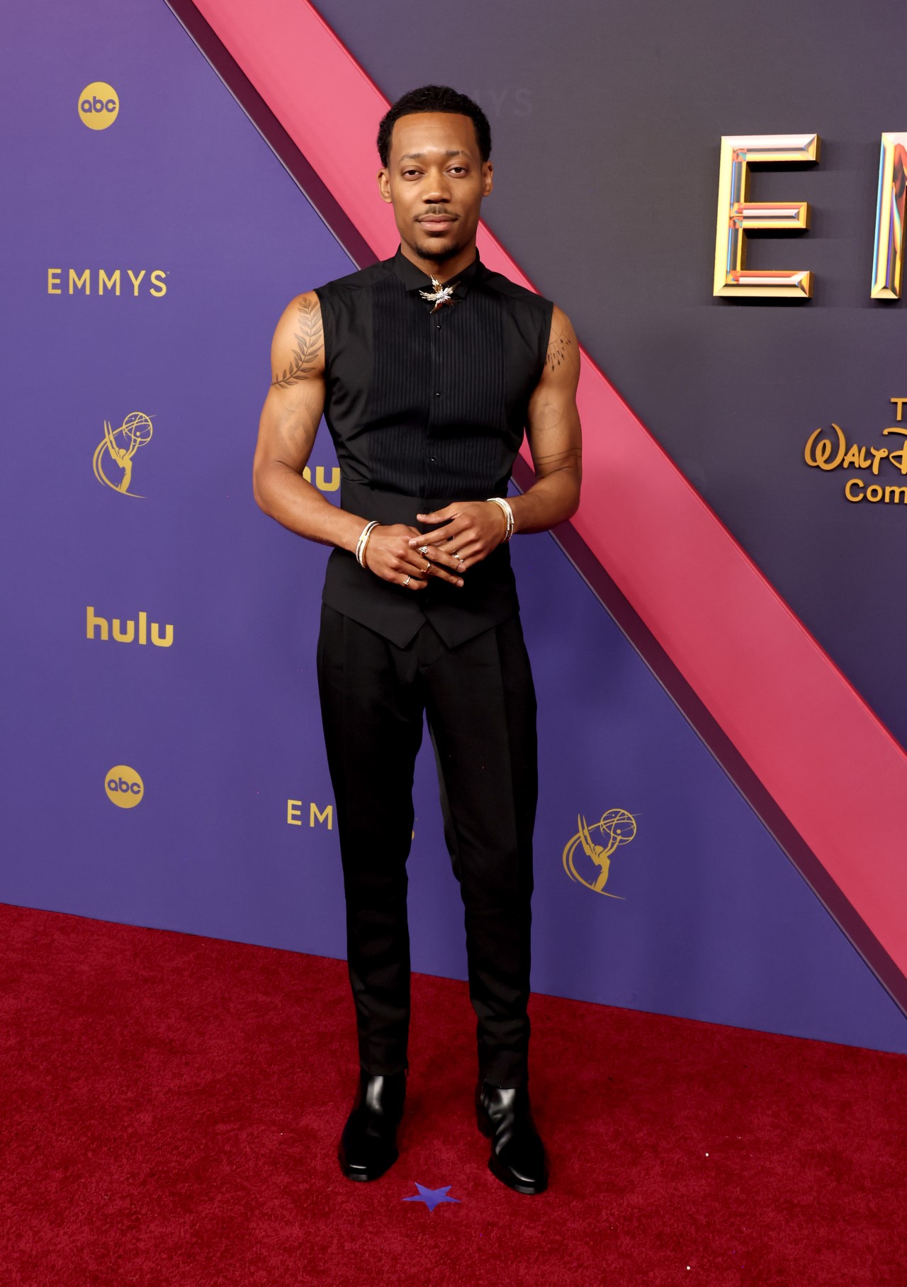 Tyler James Williams asiste a los 76.os premios Primetime Emmy en el Peacock Theatre el 15 de septiembre de 2024 en Los Ángeles, California.