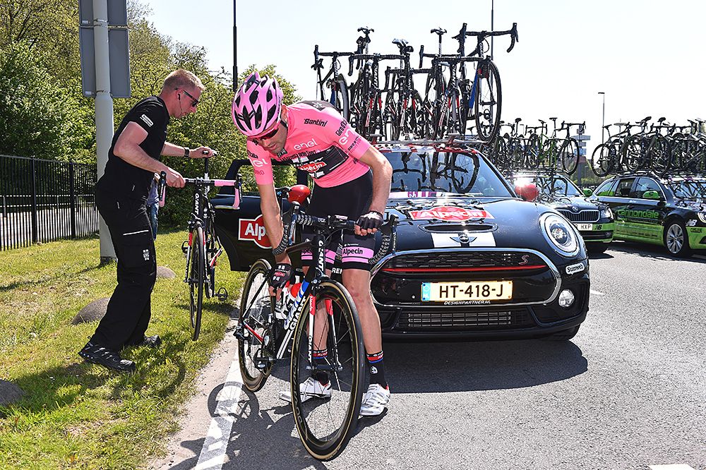 Tom Dumoulin (Giant-Alpecin) stops for a bike fix