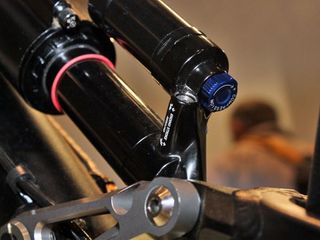 External adjustments include air pressure, rebound speed, end stroke rebound speed, and compression damping.