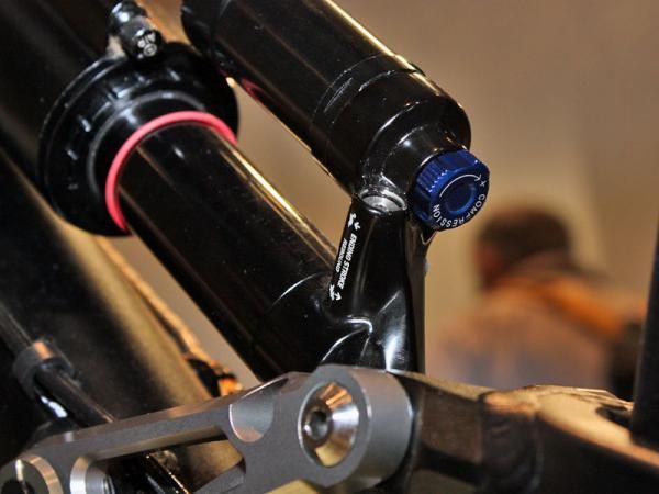 External adjustments include air pressure, rebound speed, end stroke rebound speed, and compression damping.