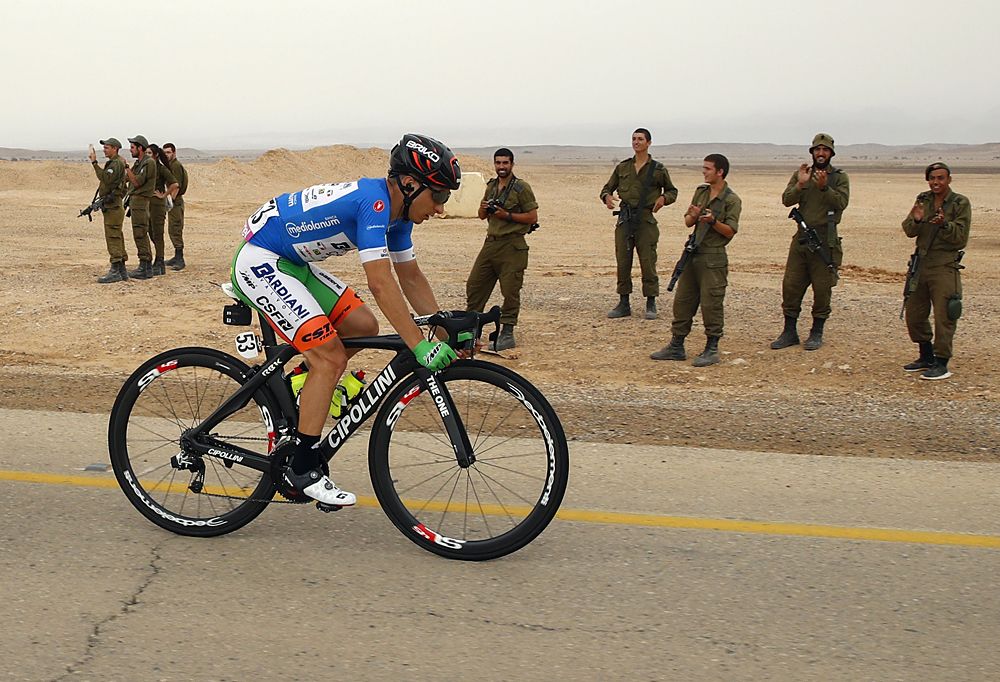Enrico Barbin in the blu mountain jersey at the Giro d'Italia