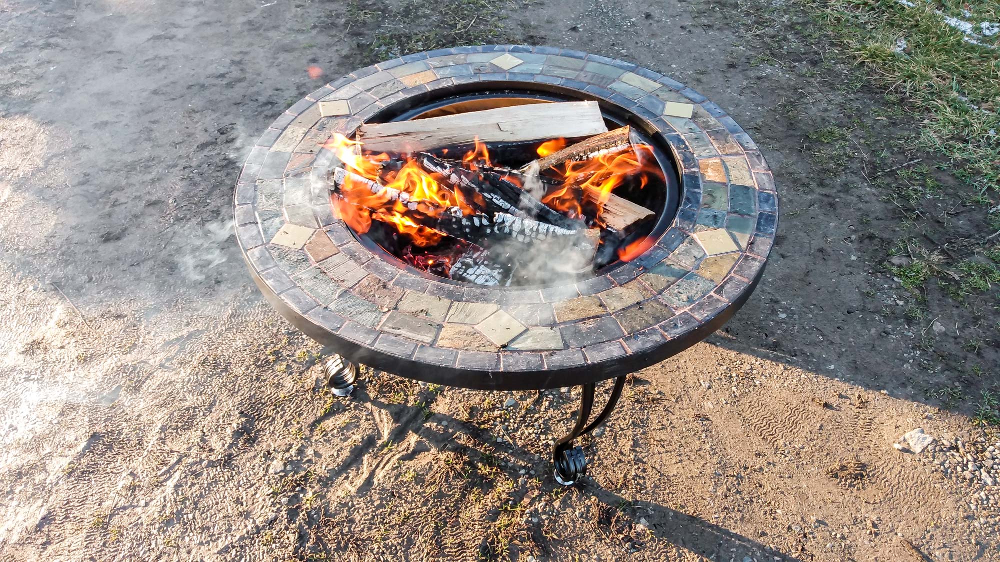 Los mejores pozos de fuego en 2023: Amazon Basics 34-inch Natural Stone Fire Pit