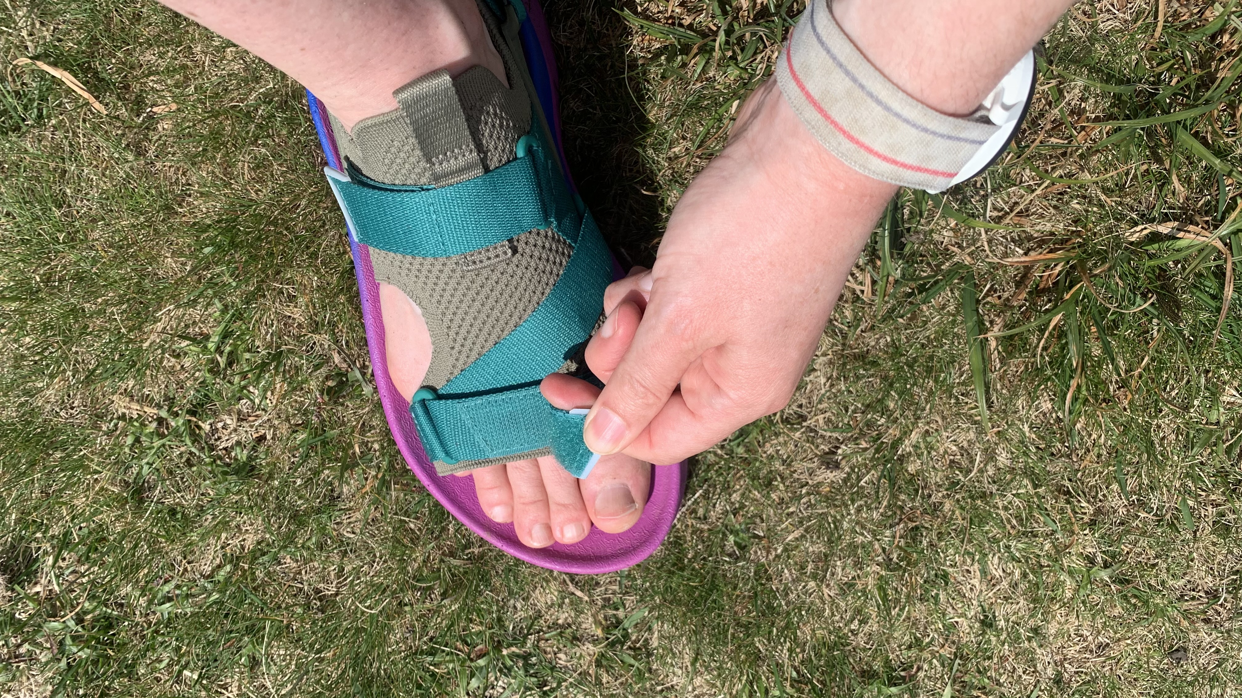 Runner adjusting the Teva Aventrail running sandals