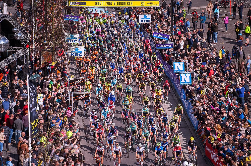 The women's peloton starts