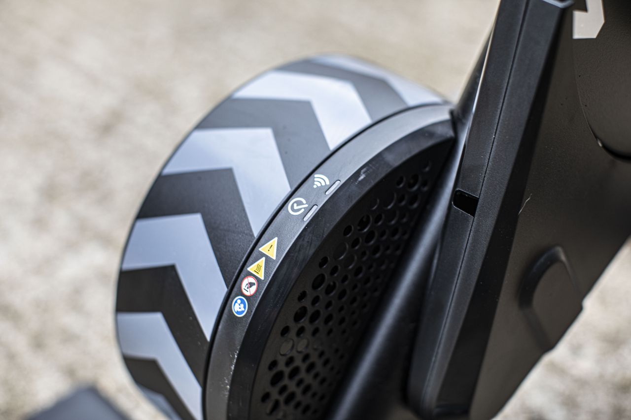 Wahoo Kickr Core 2 smart trainer flywheel and Wi-Fi logo