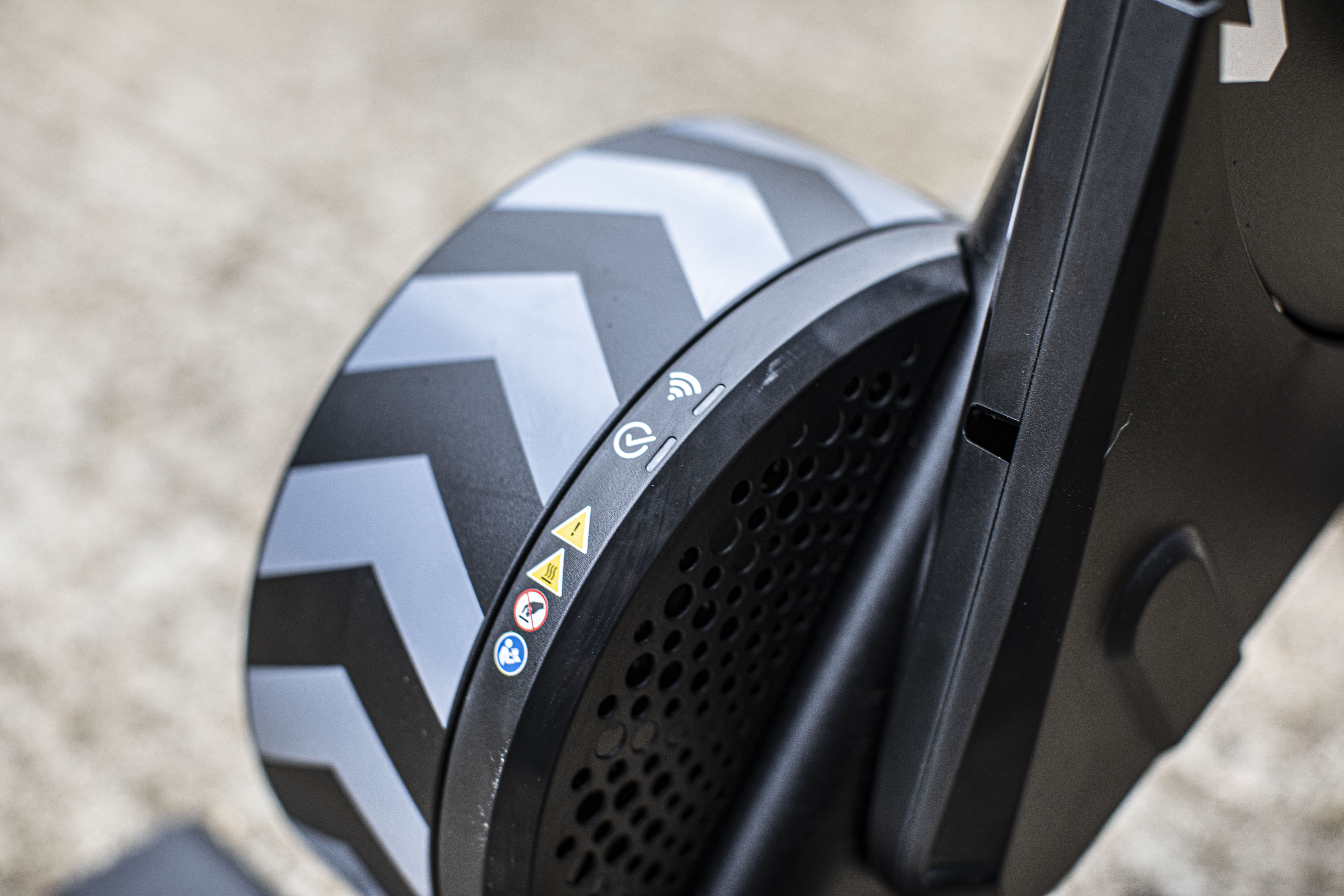 Wahoo Kickr Core 2 smart trainer flywheel and Wi-Fi logo