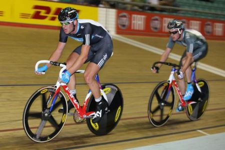 Team Sky's Ian Stannard goes full gas in the men's scratch race.