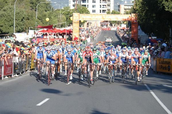 And they're off! The peloton sets off on the first lap of Stage 1 of the 2005 Jacob's Creek Tour Down Under