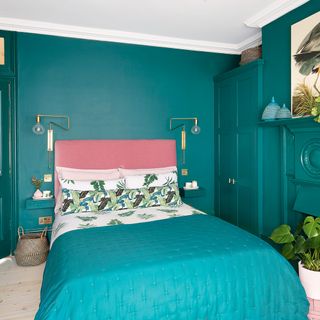 Teal green bedroom with green wall and bedsheets