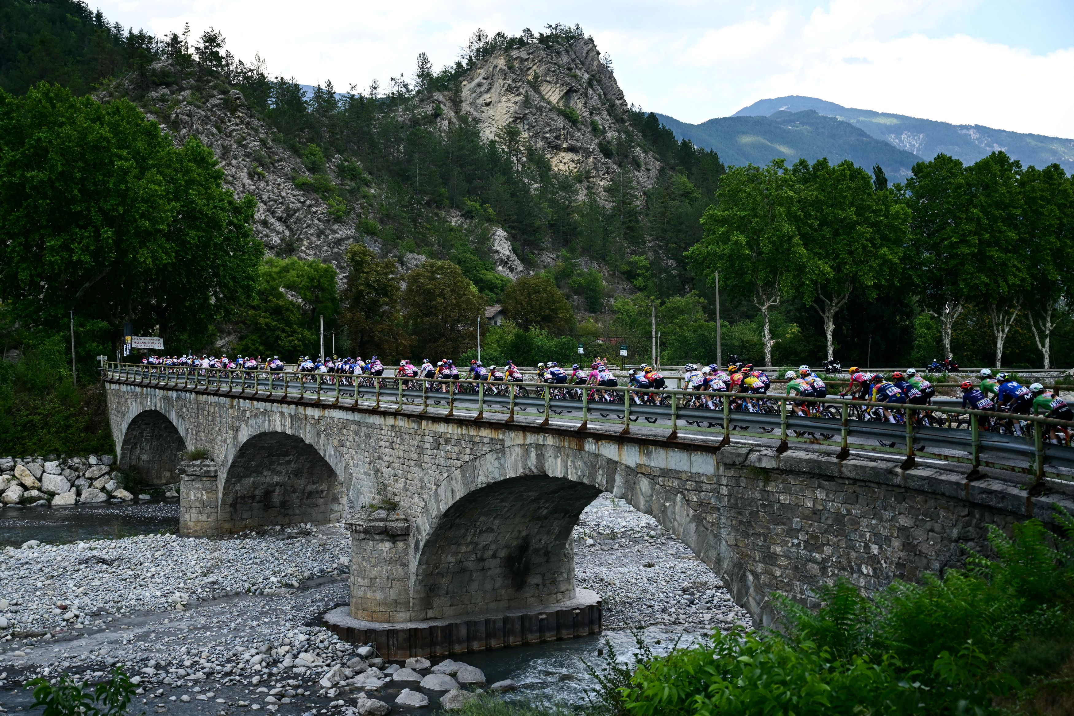 Tour de France Femmes stage 8 LIVE: Peloton begins closing the gap on two rider breakaway