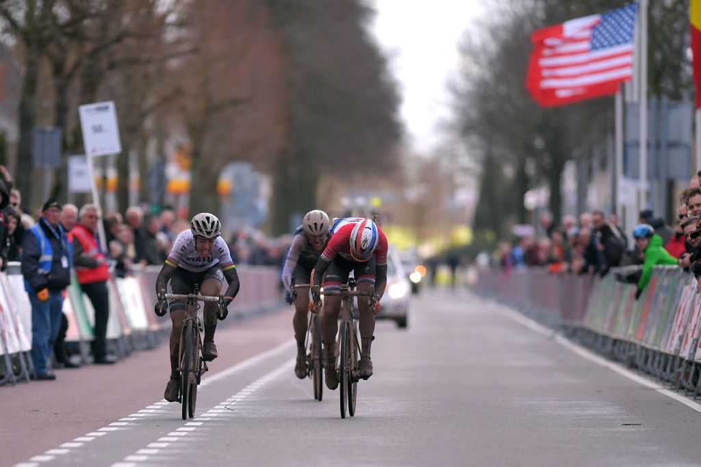 Chantal Blaak and Marta Bastianelli sprint for the line