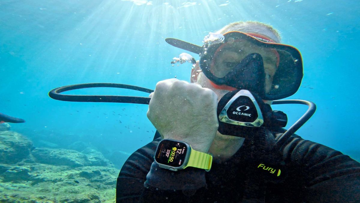 This expert did 15 dives with an Apple Watch Ultra — here's what happened