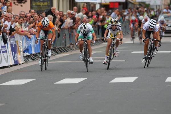 Marianne Vos (Nederland Bloeit) sprints to victory ahead of Annemiek Van Vleuten (Nederland Bloeit), Judith Arndt (HTC - Columbia Women) and Elizabeth Armitstead (Cervelo Test Team), the young rider competition leader