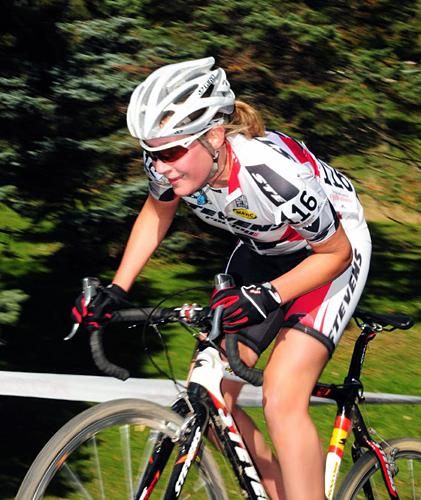 Gesa Bruechmann (Stevens Racing) out of the saddle.
