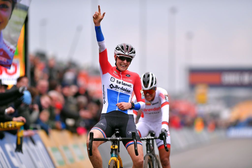 Lucinda Brand wins elite women's Heusden-Zolder World Cup