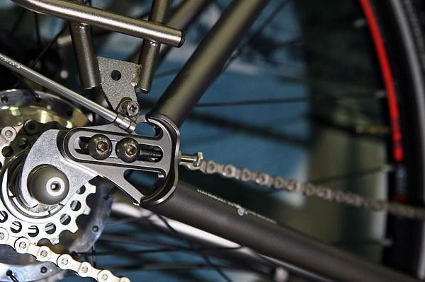 Sliding dropouts are purpose-built for the Rohloff rear hub and are also fitted with rack and fender mounts.