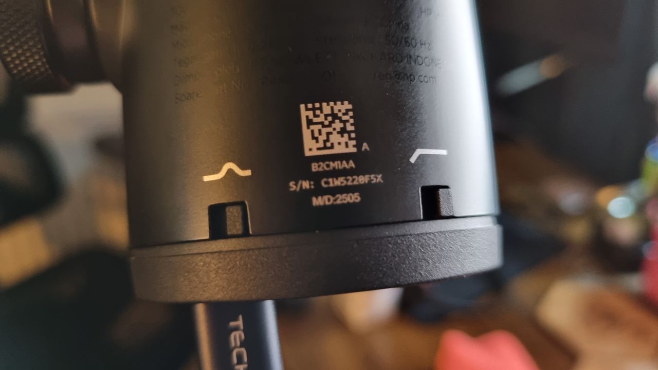 Two switches for a high pass filter and a presence boost on the rear of the HyperX FlipCast gaming microphone