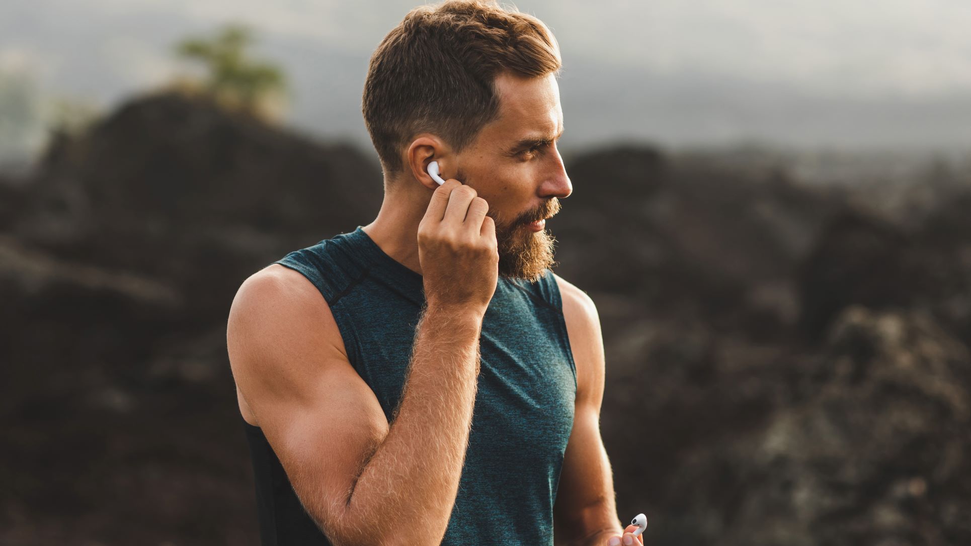 El hombre usa auriculares inalámbricos