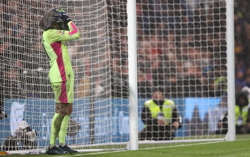 Ederson covering his head with a towel