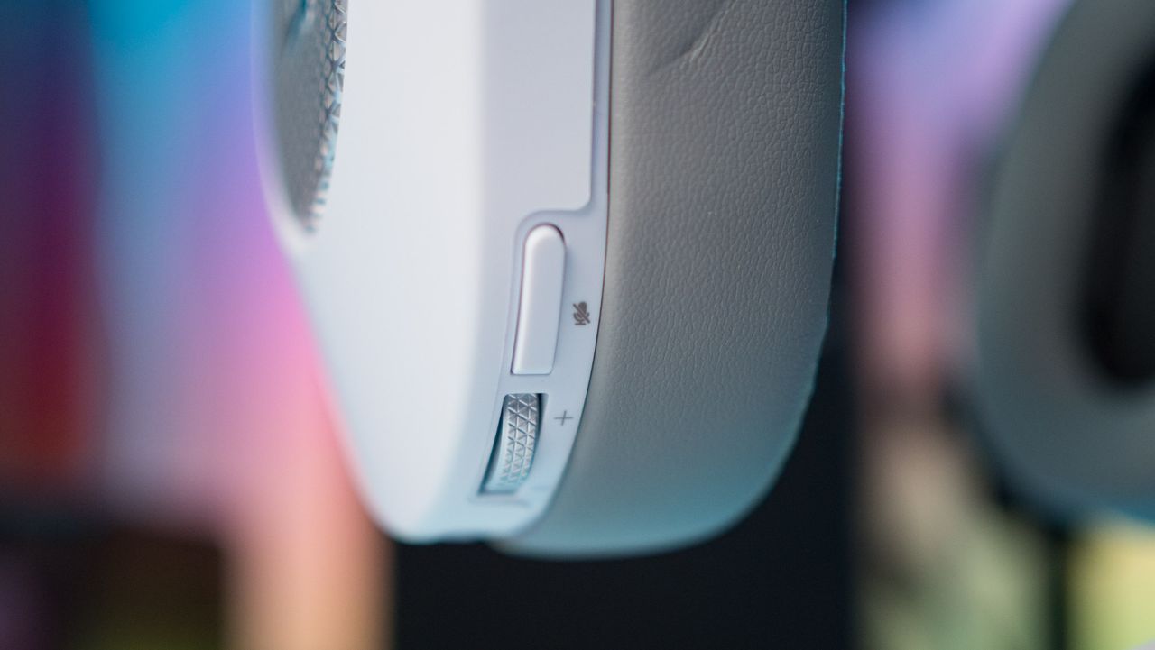 Volume control wheel on the back of the Corsair HS65 Wireless